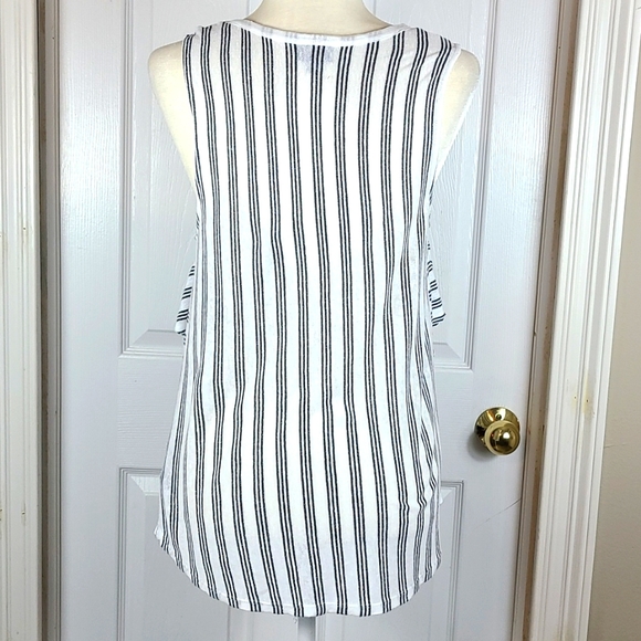 Who What Wear Ruffle Front Tank - Picture 4 of 10